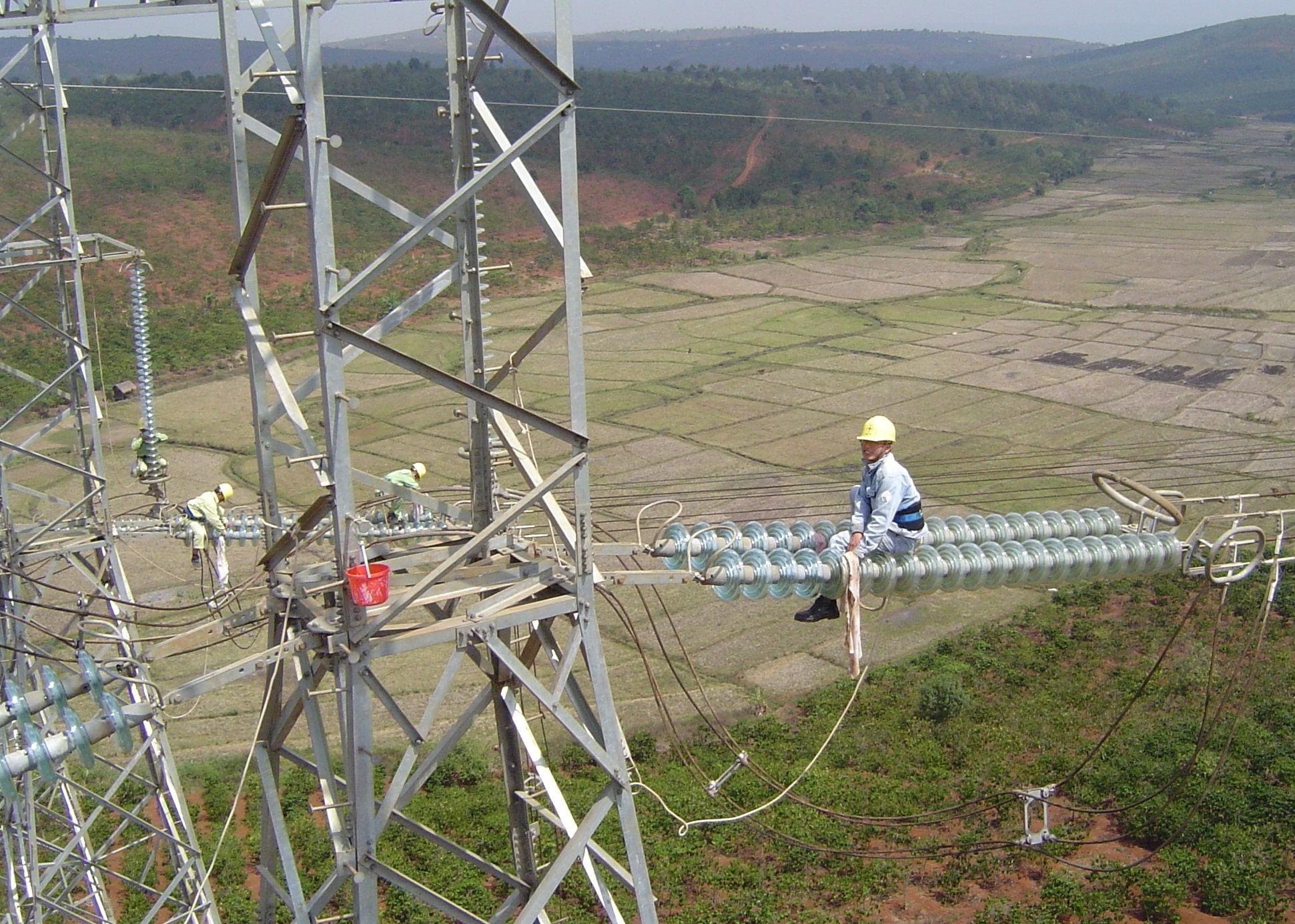 Lắp đặt chống sét van trên đường điện cao thế