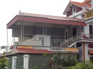 Nhà mái tôn là một thiết kế kiến trúc phổ biến ở Việt Nam Nhà mái tôn là một thiết kế kiến trúc phổ biến ở Việt Nam